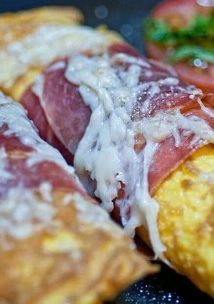 Una foto de Rollitos de tortilla rellenos de jamón y queso