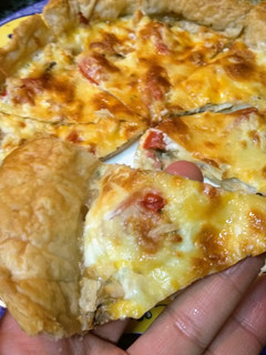 Una foto de Pizza de hojaldre con champiñones y tomate