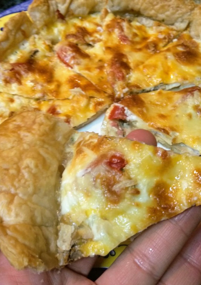 Una foto de Pizza de hojaldre con champiñones y tomate