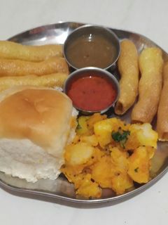 ભૂંગળા બટાકા (Bhungra Bataka Recipe In Gujarati) રેસીપી મુખ્ય ફોટો