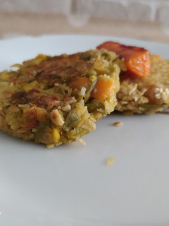 Una foto de Hamburguesas de lenteja naranja y verduras
