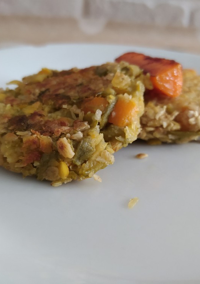 Una foto de Hamburguesas de lenteja naranja y verduras