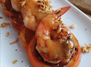 Una foto de Langostino Brown a la plancha con salsa de naranja sanguina