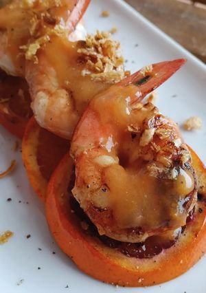 Una foto de Langostino Brown a la plancha con salsa de naranja sanguina