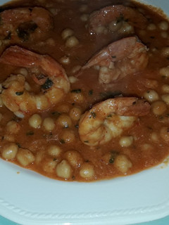Una foto de Gambas con garbanzos y picada