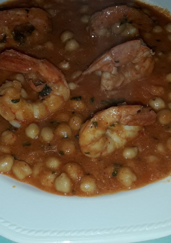 Una foto de Gambas con garbanzos y picada