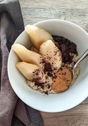 Une photo de Porridge poire, chocolat et beurre de cacahuète
