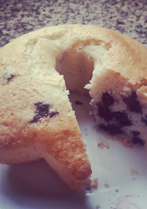 Una foto de Budín de vainilla y arándanos sin huevo y lácteos