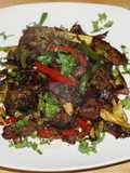 Hígado de vacuno salteado con vegetales