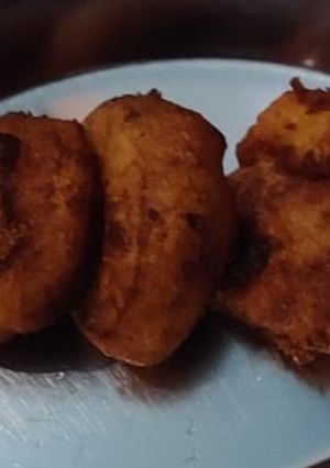 ઇડલી બોન્ડા (Idli Bonda Recipe In Gujarati) રેસીપી મુખ્ય ફોટો