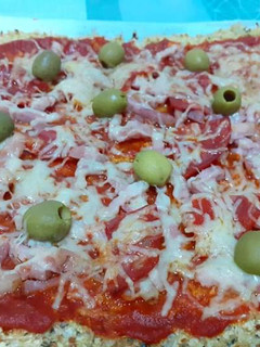 Una foto de Colipizza (pizza con base de coliflor)