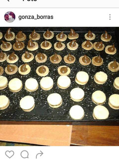 Una foto de Conitos y alfajores de dulce de leche