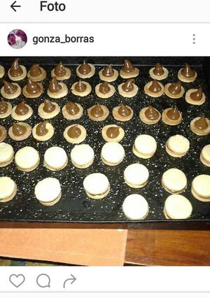 Una foto de Conitos y alfajores de dulce de leche