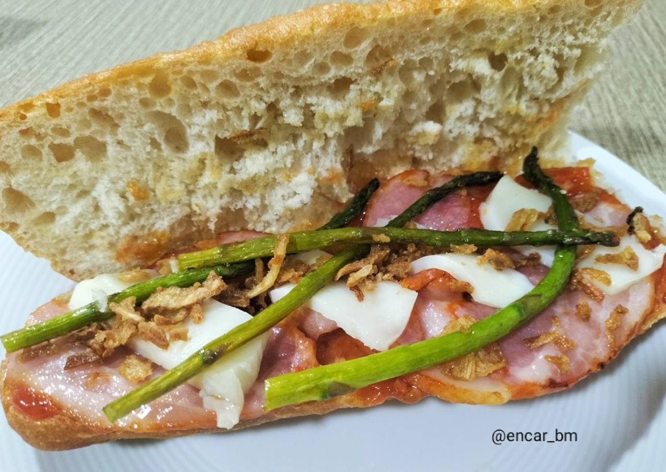 Bocadillo de magreta con scamorza y espárragos trigueros