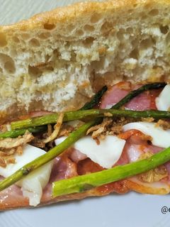 Una foto de Bocadillo de magreta con scamorza y espárragos trigueros