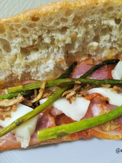 Una foto de Bocadillo de magreta con scamorza y espárragos trigueros