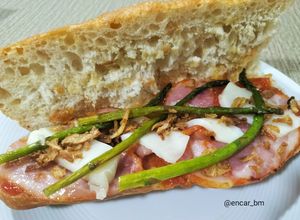 Foto principal de Bocadillo de magreta con scamorza y espárragos trigueros