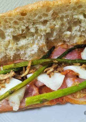 Una foto de Bocadillo de magreta con scamorza y espárragos trigueros
