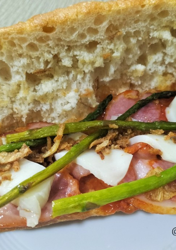 Una foto de Bocadillo de magreta con scamorza y espárragos trigueros