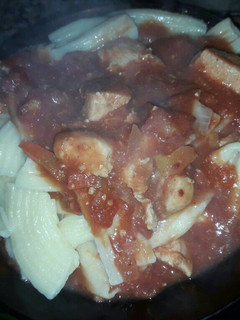 Una foto de Fideos con salsa de tomate y pollo