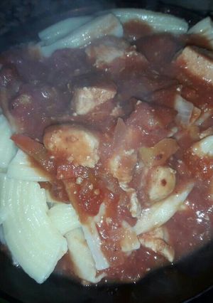 Una foto de Fideos con salsa de tomate y pollo