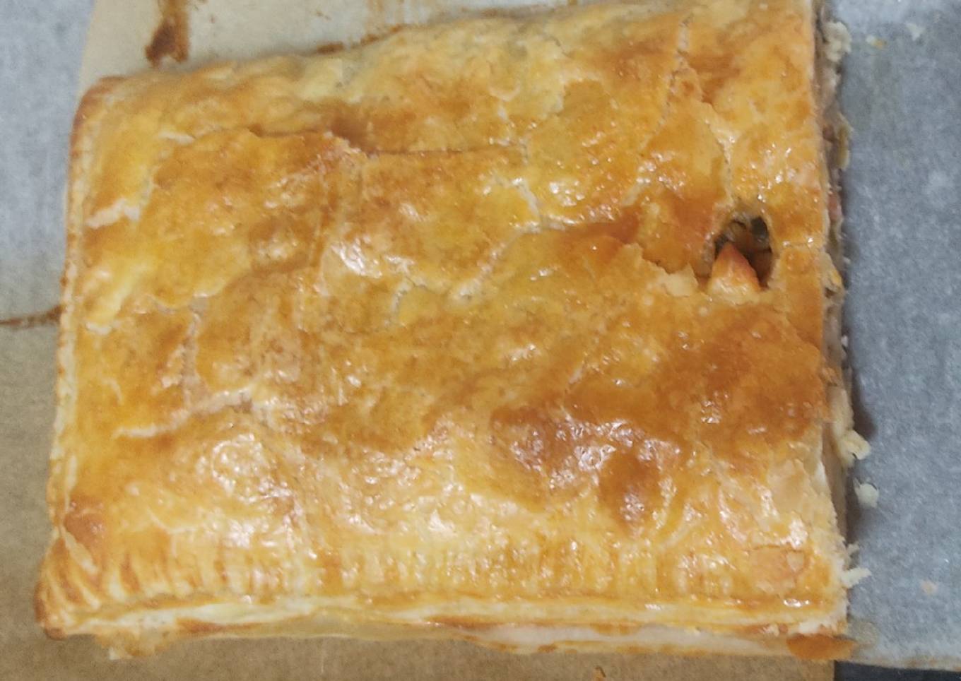 Empanada de gambas al ajillo con almejas