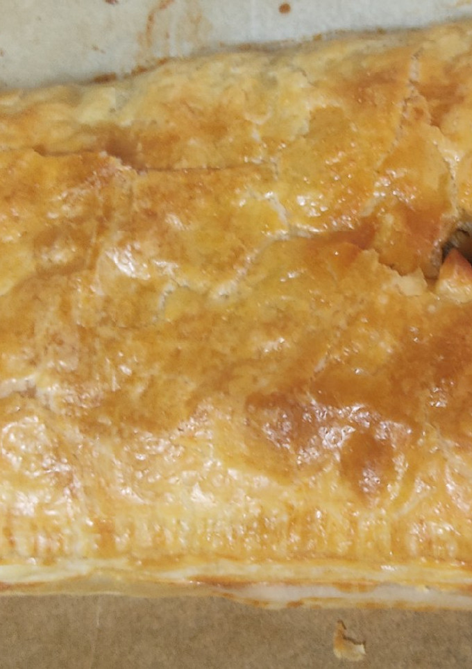 Una foto de Empanada de gambas y almejas al ajillo