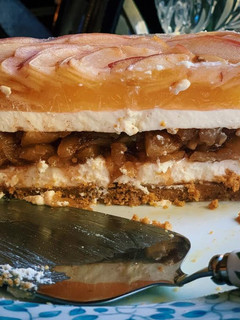 Una foto de Tarta mousse de queso y relleno de crujiente de manzana manzana