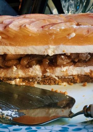 Una foto de Tarta mousse de queso y relleno de crujiente de manzana manzana