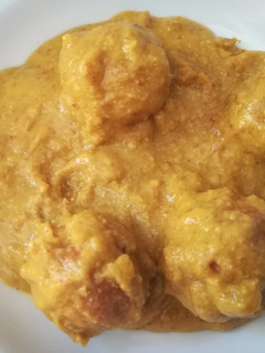 Una foto de Albóndigas de pollo caseras con salsa de almendras