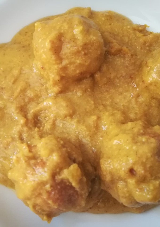 Una foto de Albóndigas de pollo caseras con salsa de almendras