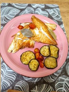Una foto de Filete de dorada con berenjena y cherry al horno