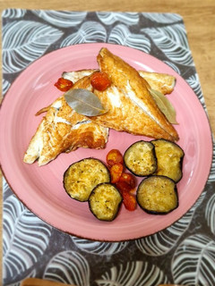 Una foto de Filete de dorada con berenjena y cherry al horno