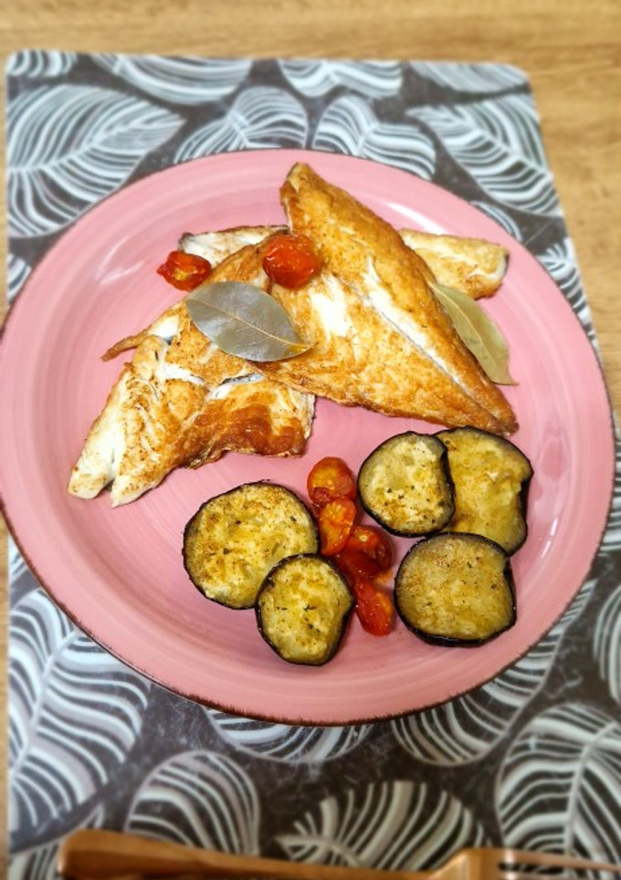 Una foto de Filete de dorada con berenjena y cherry al horno