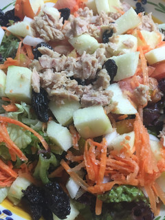 Una foto de Ensalada de atún y manzana