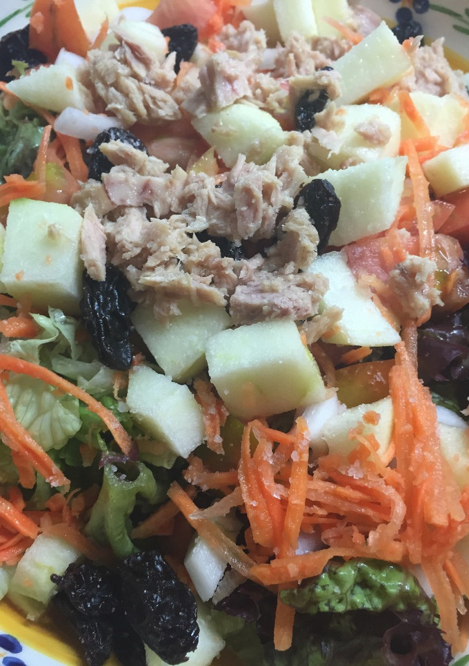 Una foto de Ensalada de atún y manzana