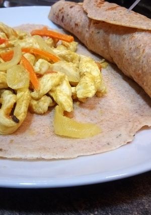 Una foto de Crepês de pollo al curry
