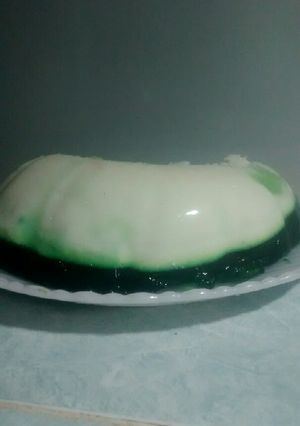 Una foto de Gelatina de limón y leche