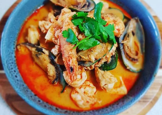 Steps to Prepare Super Quick Homemade Seafood Marinara in Coconut Red Curry