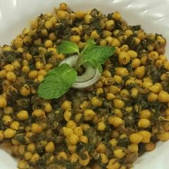 A picture of Palak chole curry.