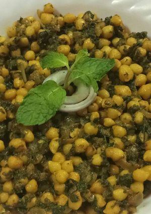 A picture of Palak chole curry.