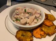 Una foto de ceviche de pescado tilapia