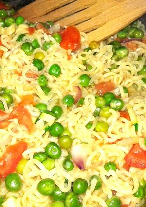 A picture of Noodles and peas.