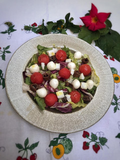 Una foto de Ensalada de anchoas de Cantabria con queso, sandía y coco