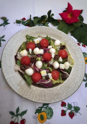 Una foto de Ensalada de anchoas de Cantabria con queso, sandía y coco