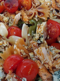 Una foto de Ensalada tibia Lazos vegetal pollo, roquefort, cherry