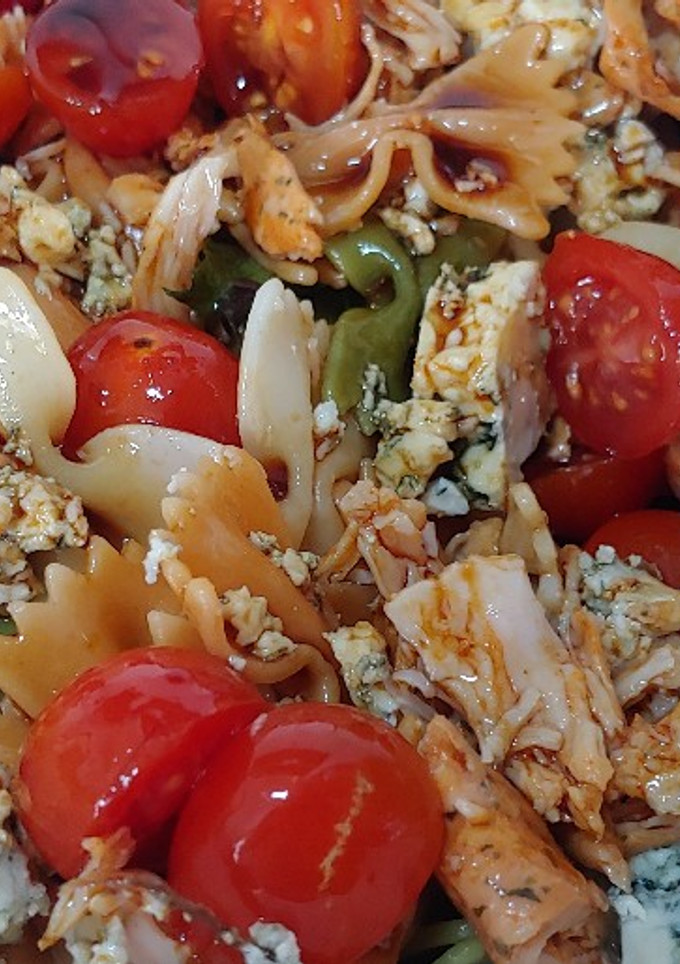 Una foto de Ensalada tibia Lazos vegetal pollo, roquefort, cherry