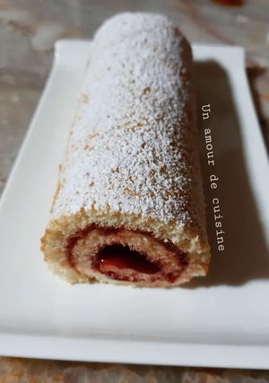 Une photo de Biscuit roulé à la confiture de cerises 🍒