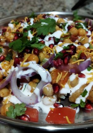 A picture of Aloo tikki chaat.
