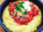 Una foto de polenta frita